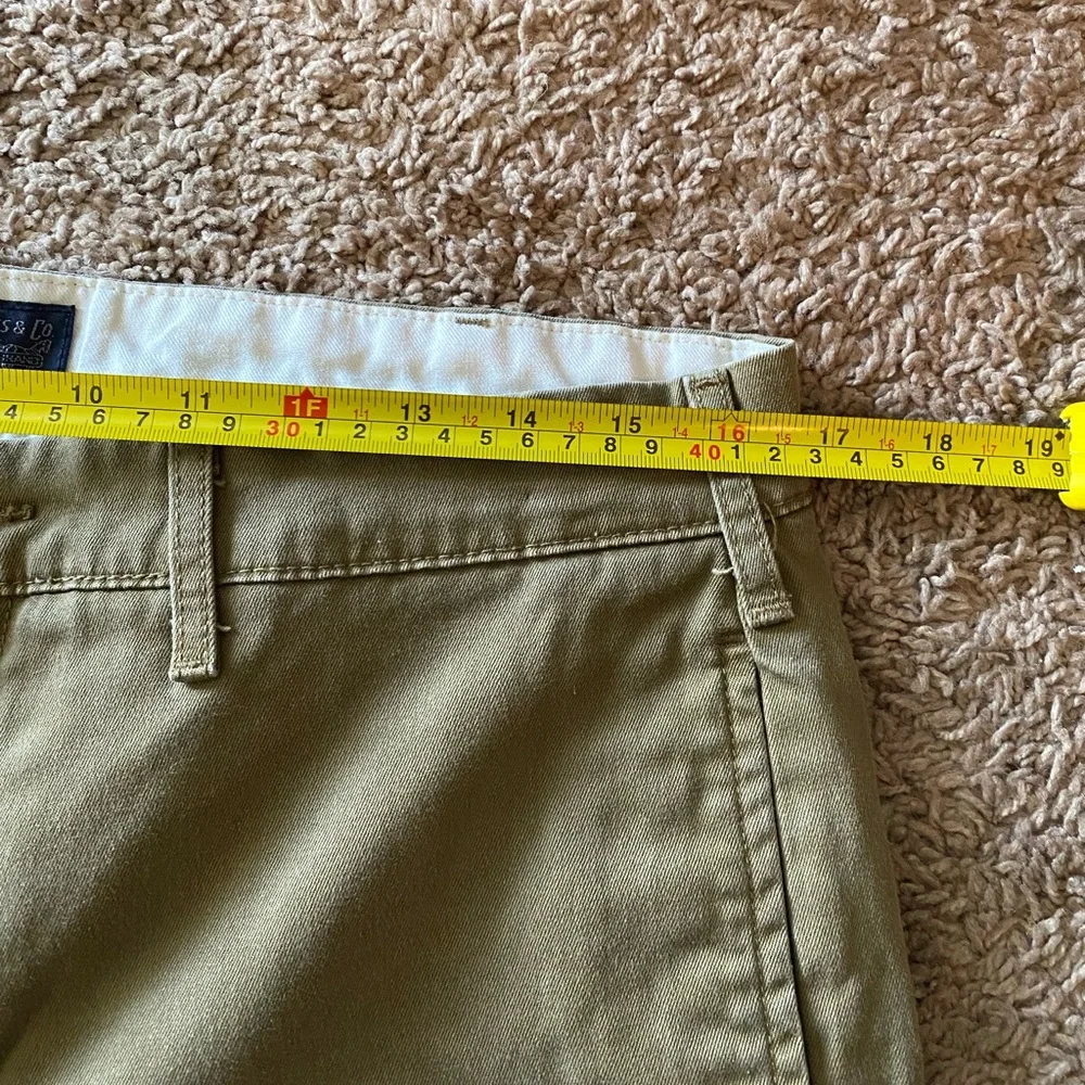 Levi’s chinos khaki straight legs tapered men’s pants size W33 L32
